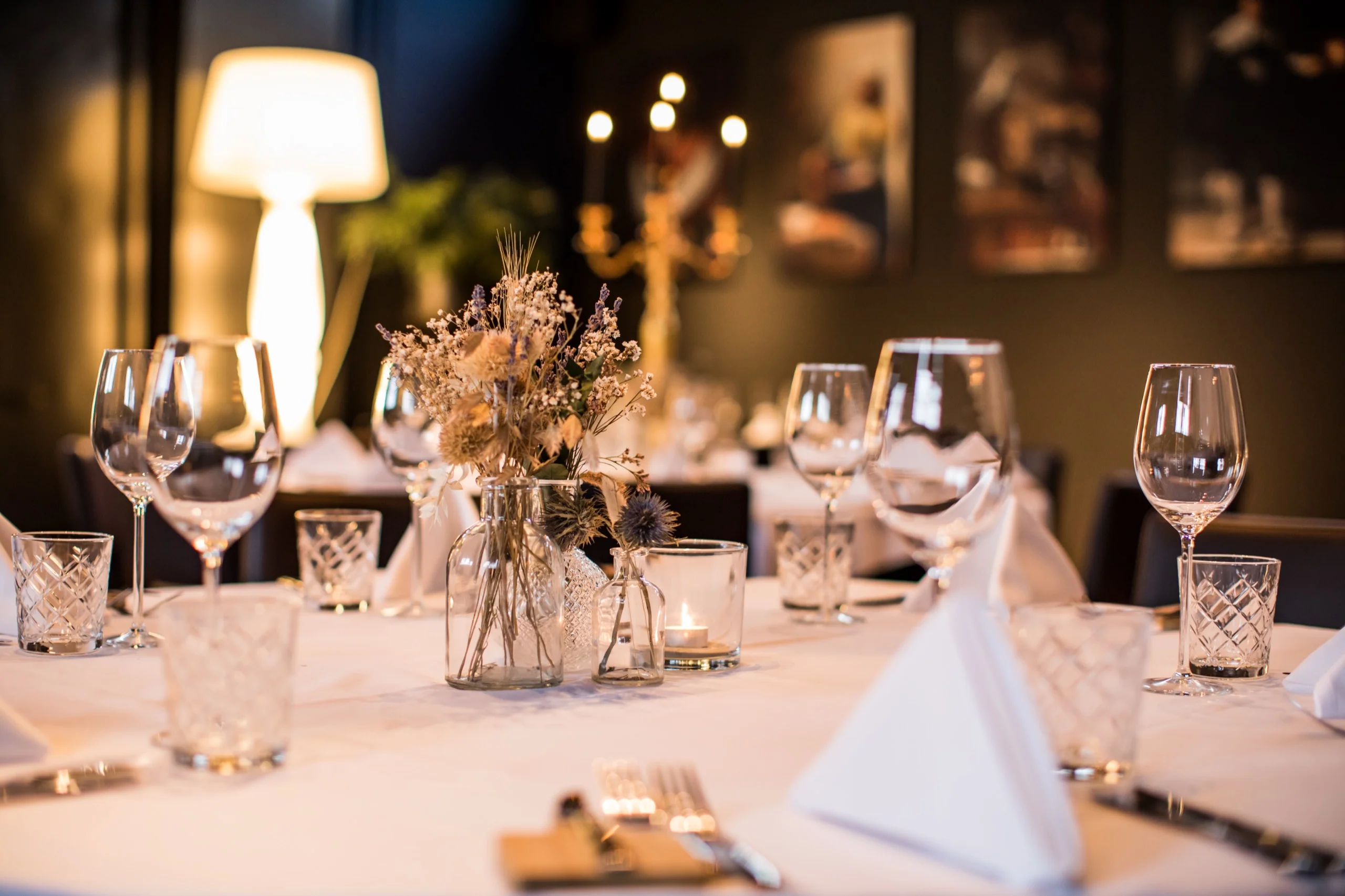 Sfeerbeeld van een bedrijfsevent met mobiele catering