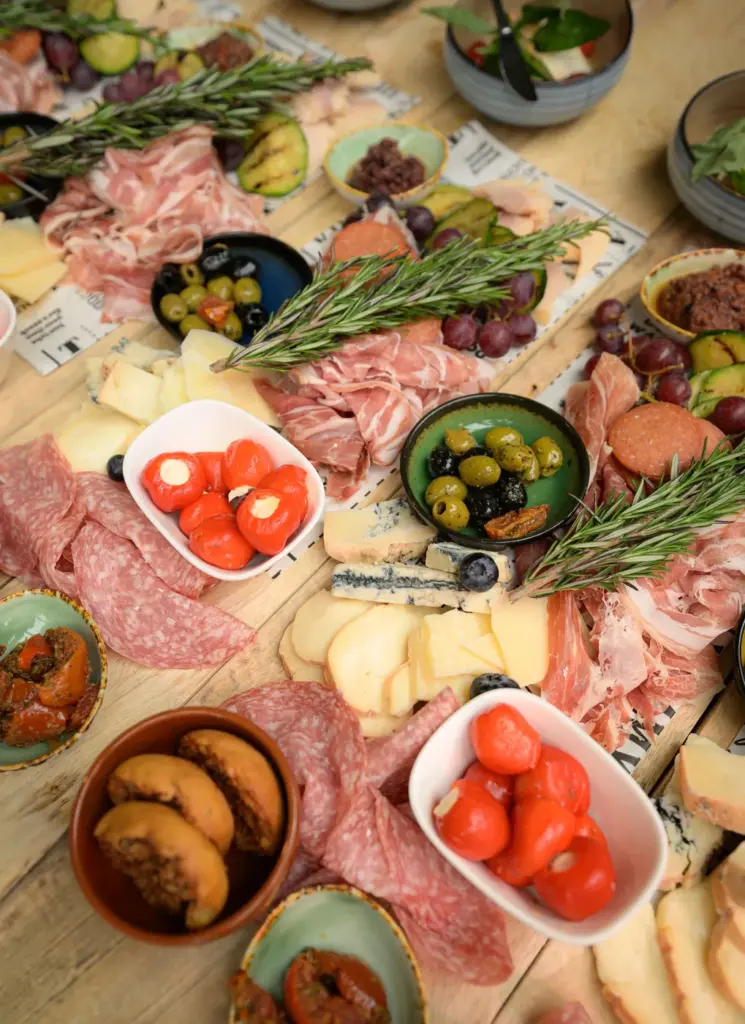 Borrelplank met charcuterie, kazen, olijven en verse rozemarijn van La Casserole