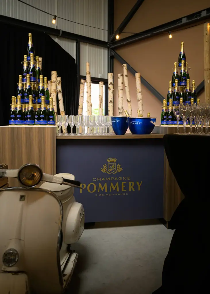 Champagnebar met Pommery-champagne en een vintage Vespa op het bedrijfsfeest van Brouwers Reklame