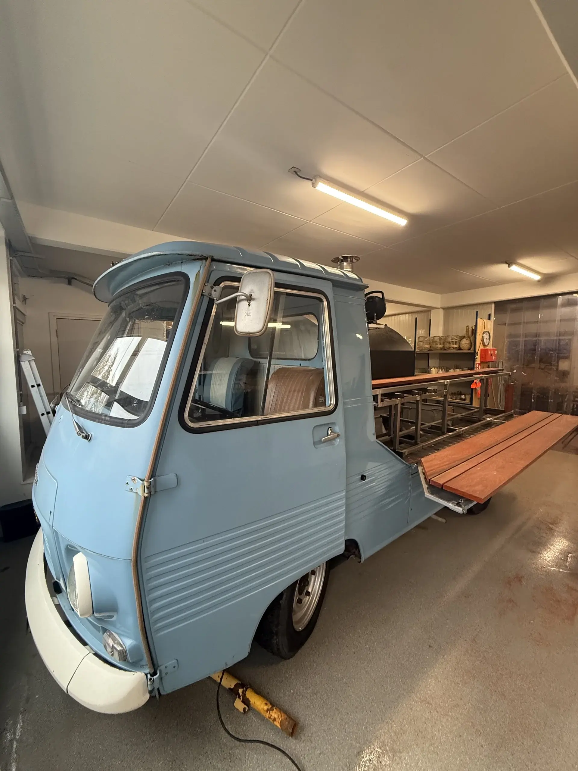 De oude vlam, een Peugeot J7 foodtruck, in aanbouw